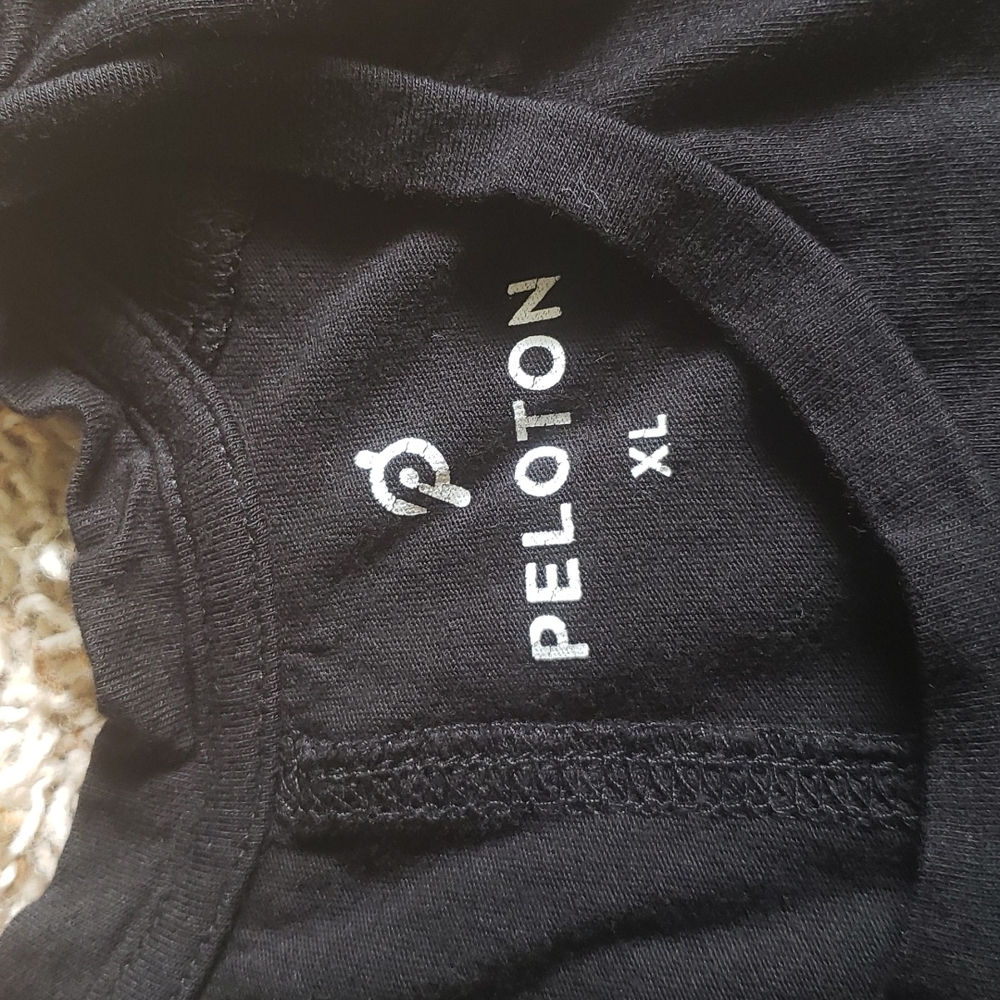 Des Moines Black Peloton tank - Picture 2 of 3